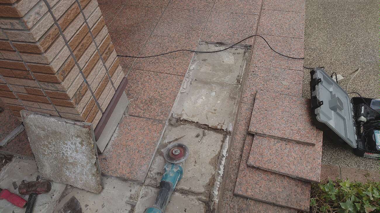 既設タイルのめくり　工事中の様子