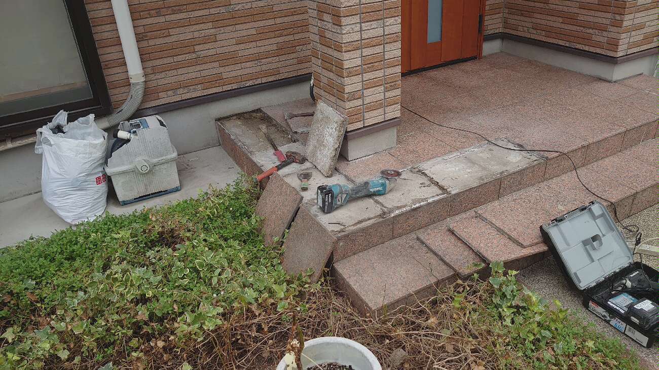 既設タイルのめくり　工事中の様子