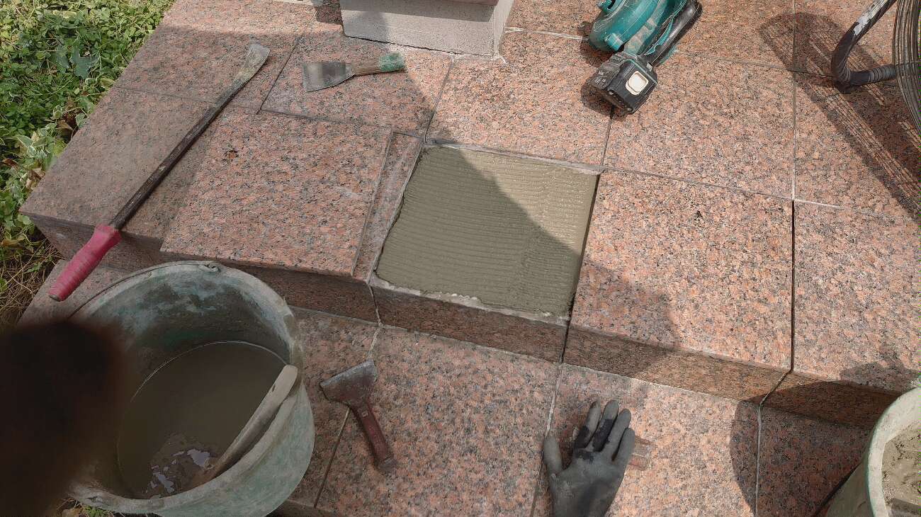 タイル再貼付け工事の様子