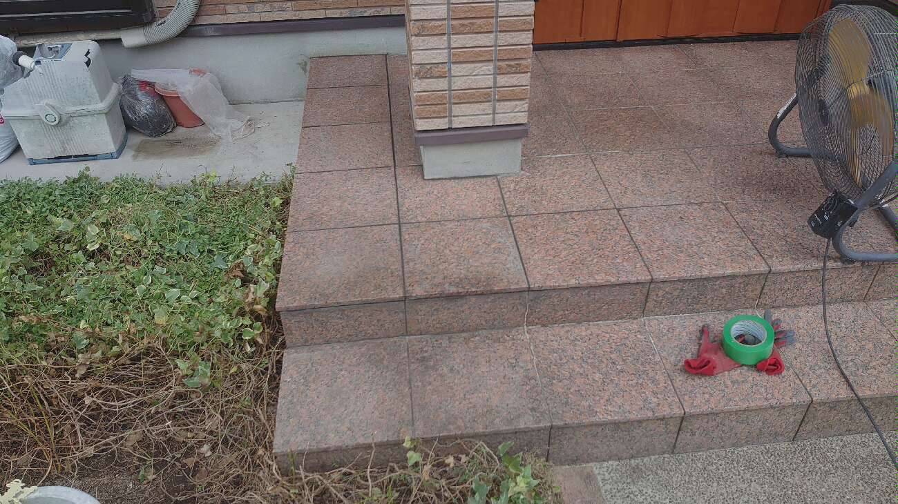 タイル　補修工事完了の様子