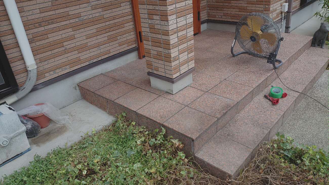 タイル　補修工事完了の様子