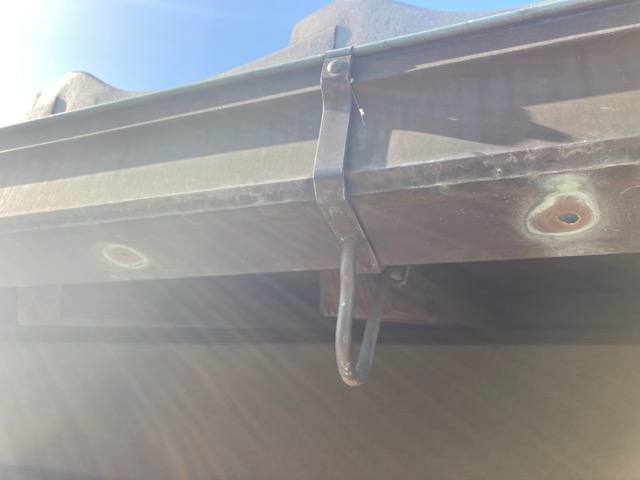 雨樋に穴が空いている