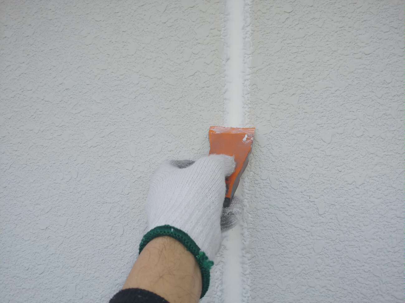 シーリングヘラでならしています