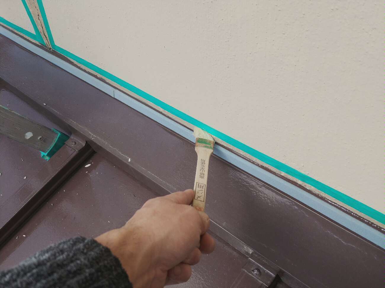 プライマーを塗っています　シーリング工事