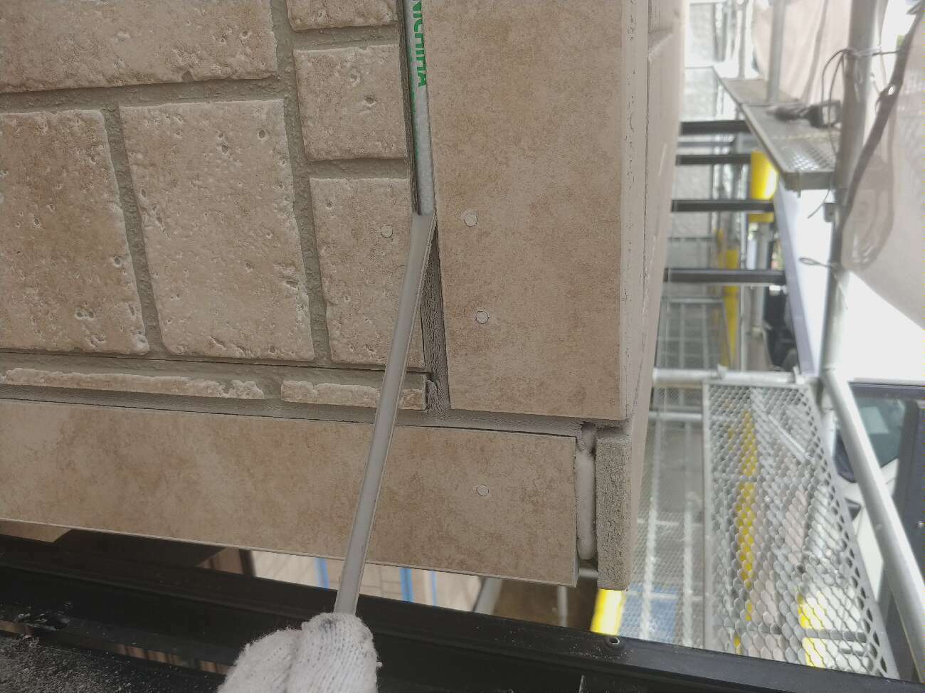 古いシーリング撤去中