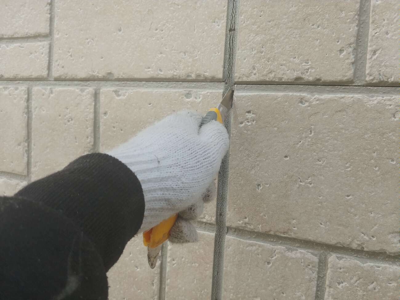 古いシーリングを撤去しています