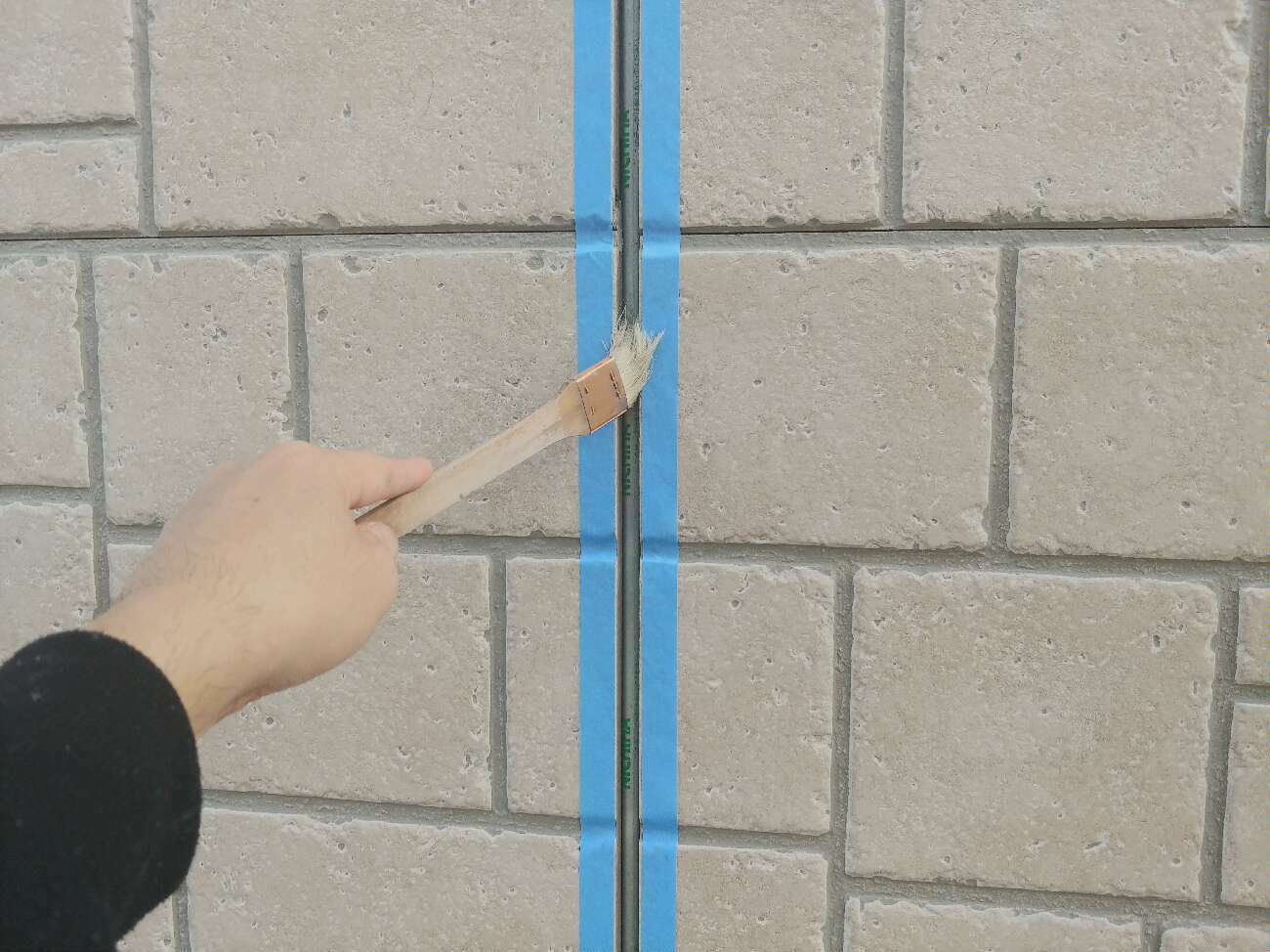 プライマーを塗っています