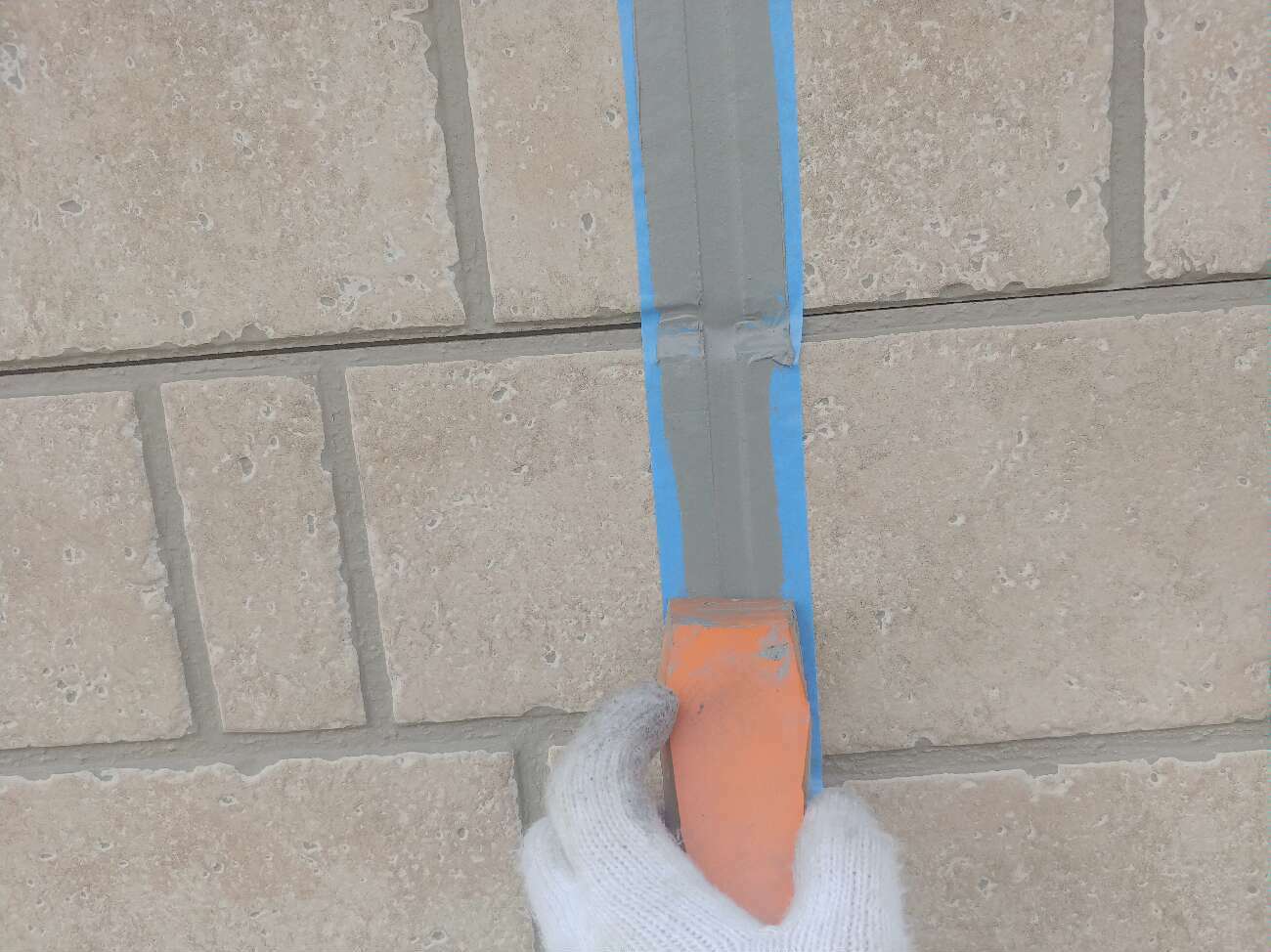 ヘラでシーリングをならしています