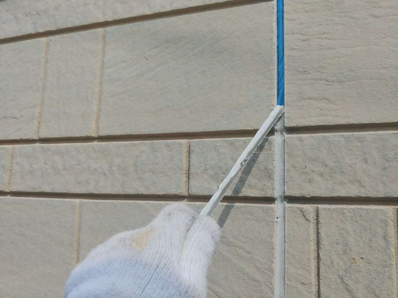 目地シーリングプライマー塗布