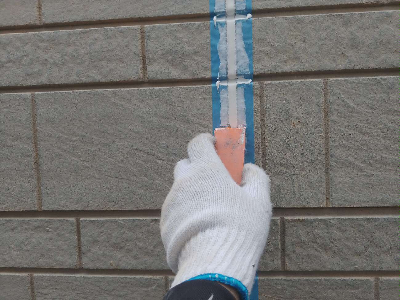 目地シーリング均し作業