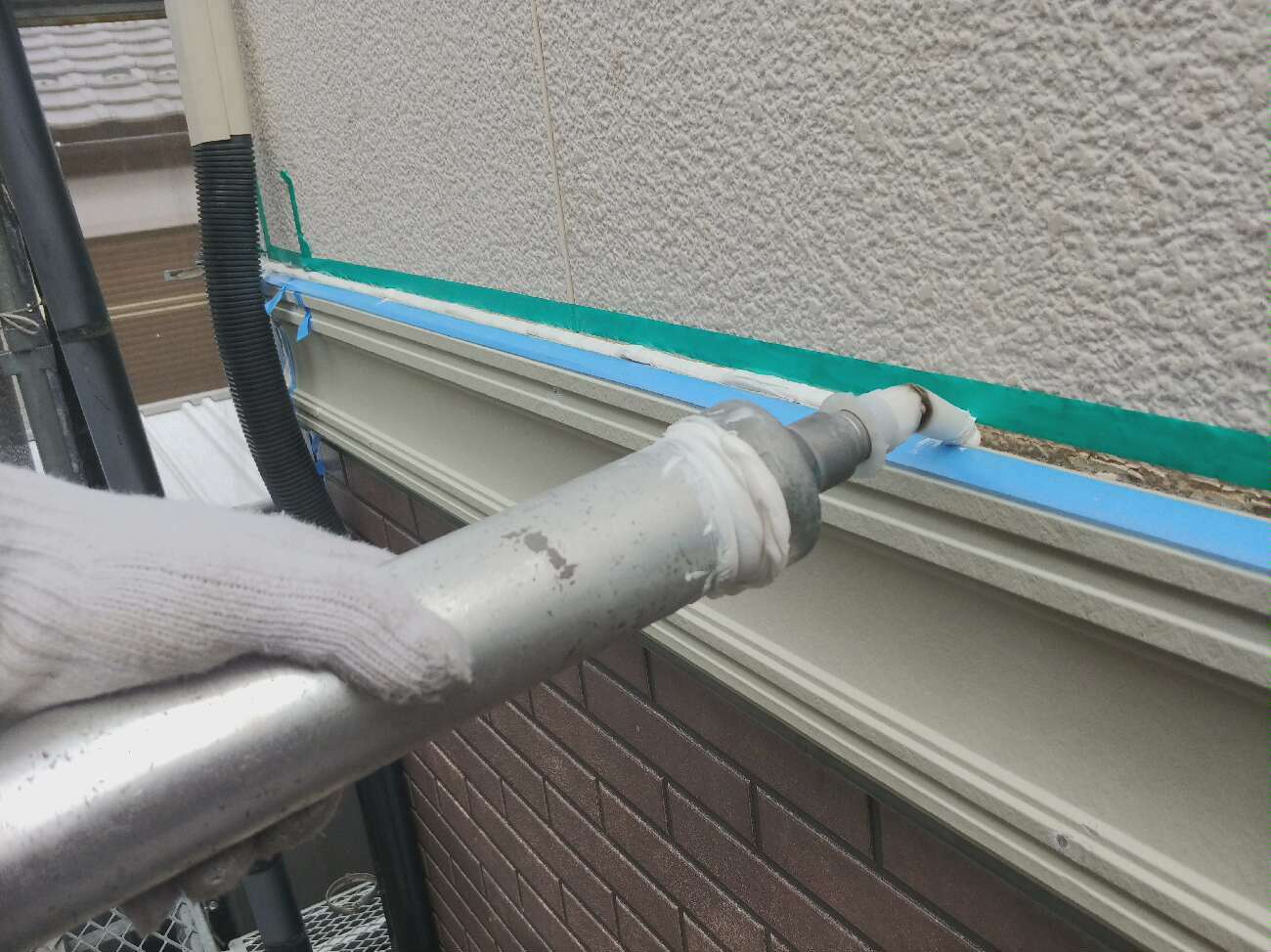 幕板上部シーリング充填中