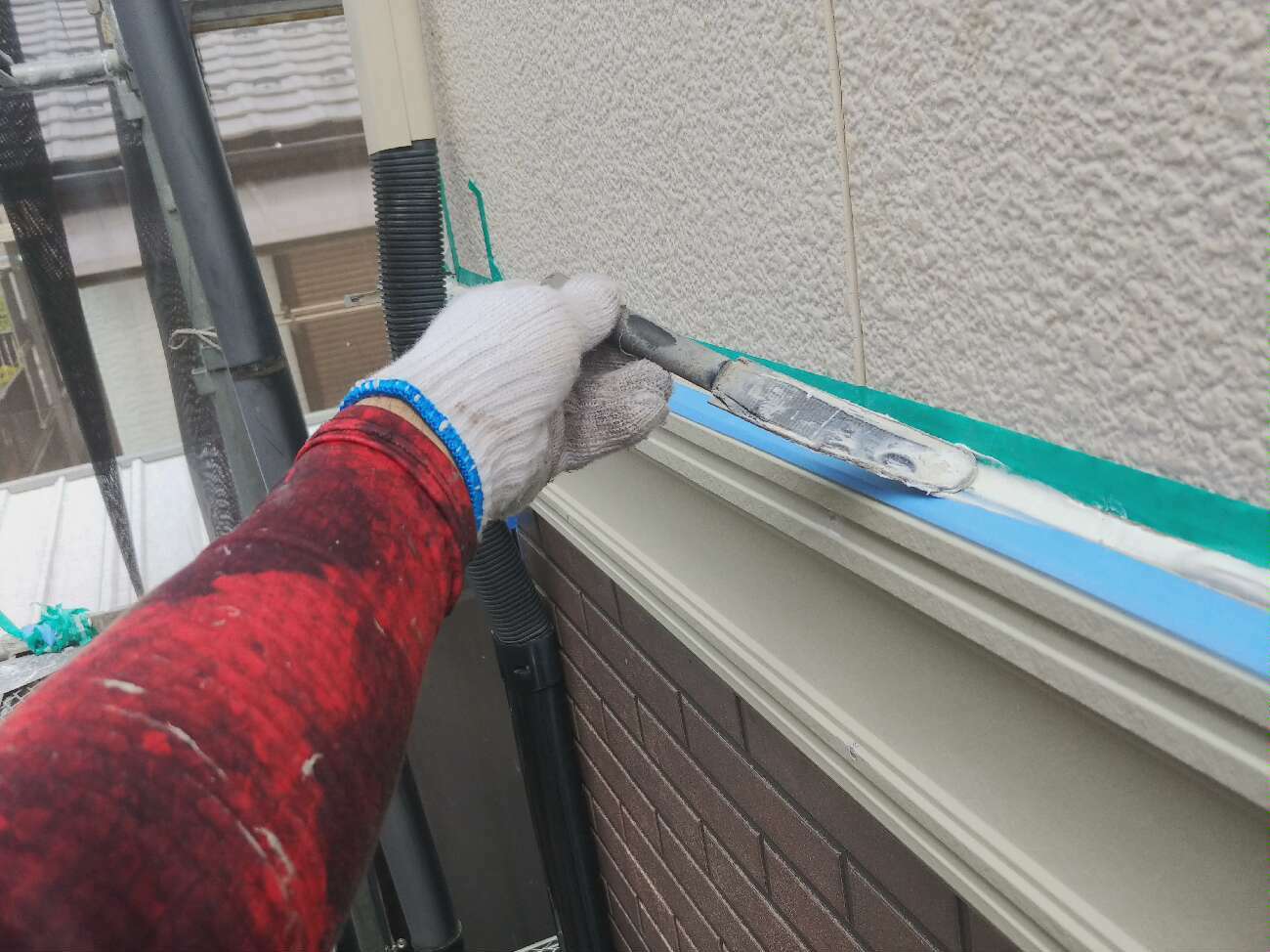 幕板上部シーリング均し作業