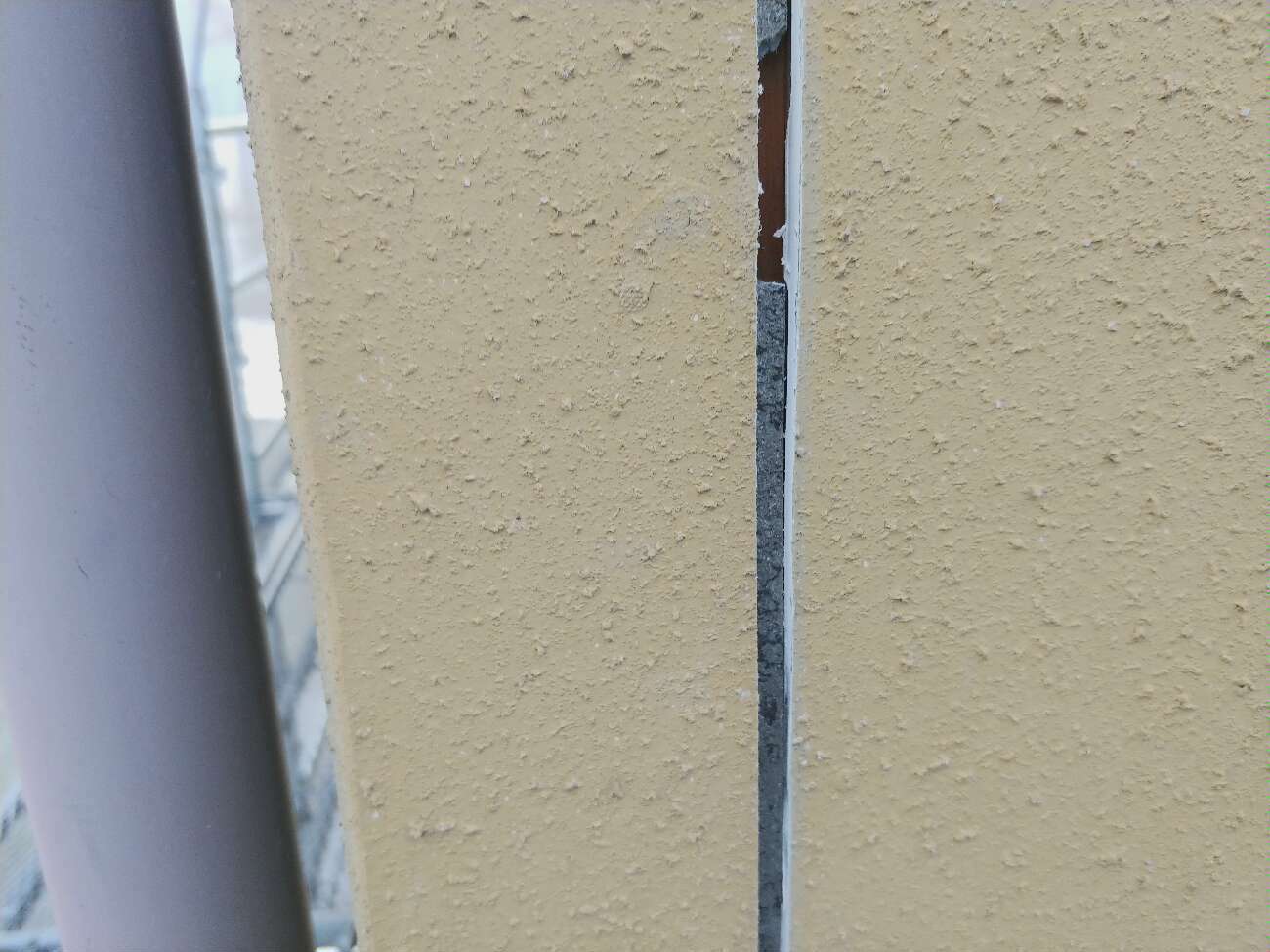 古いシーリングは撤去していきます