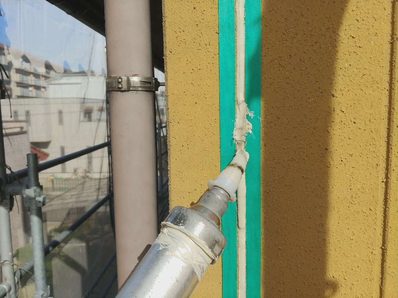 外壁塗装工事に伴うシーリング　充填をしていきます