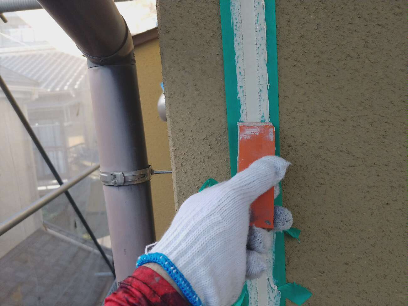 外壁塗装工事に伴うシーリング　ヘラでならしていきます