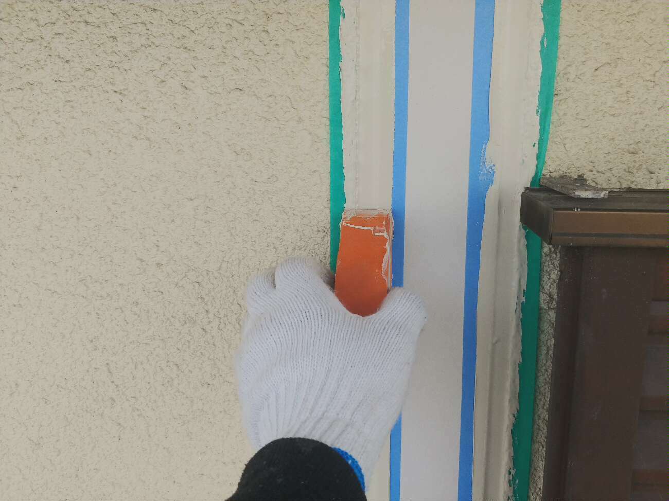 シーリング工事　ヘラでならしていきます