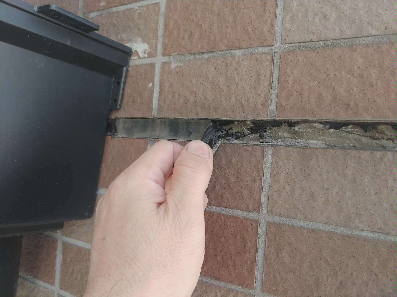 タイル目地のシーリング　既設撤去