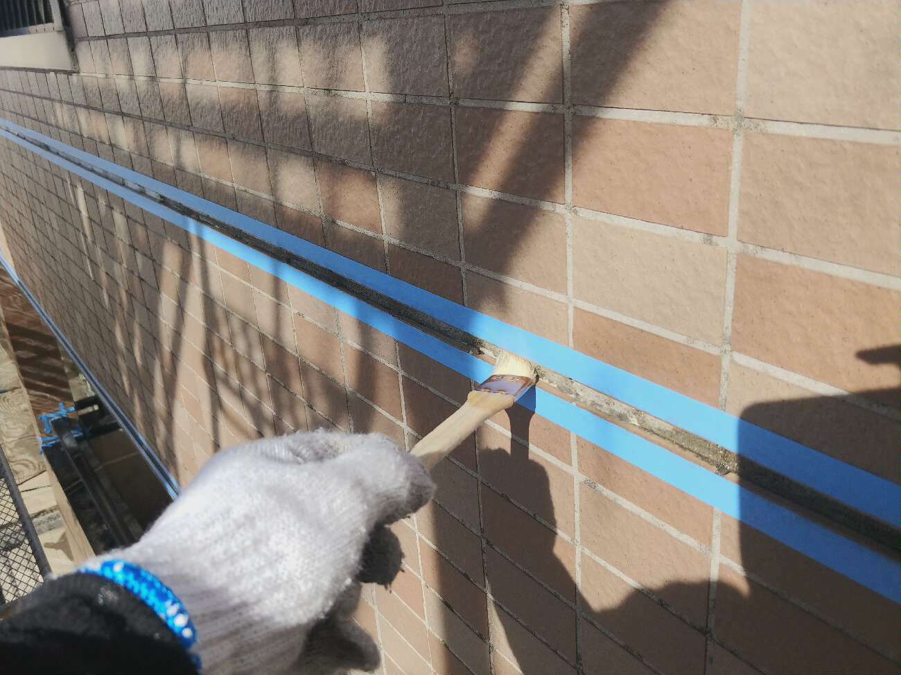 タイル目地のシーリング　プライマー塗布