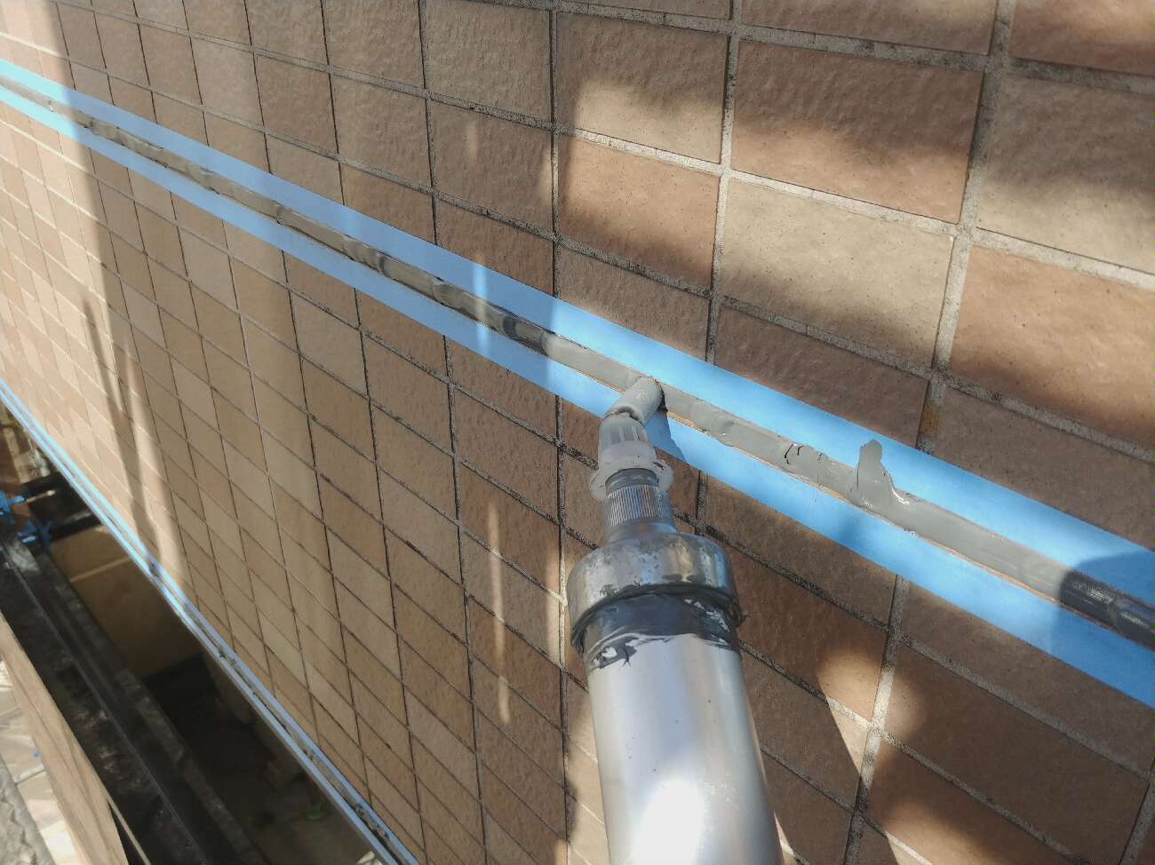 タイル目地のシーリング　充填作業