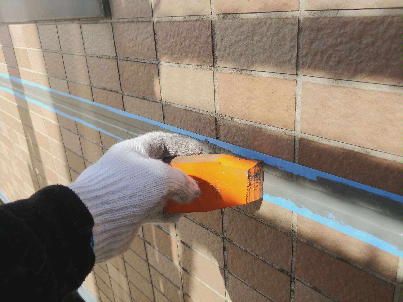 タイル目地のシーリング　均し作業