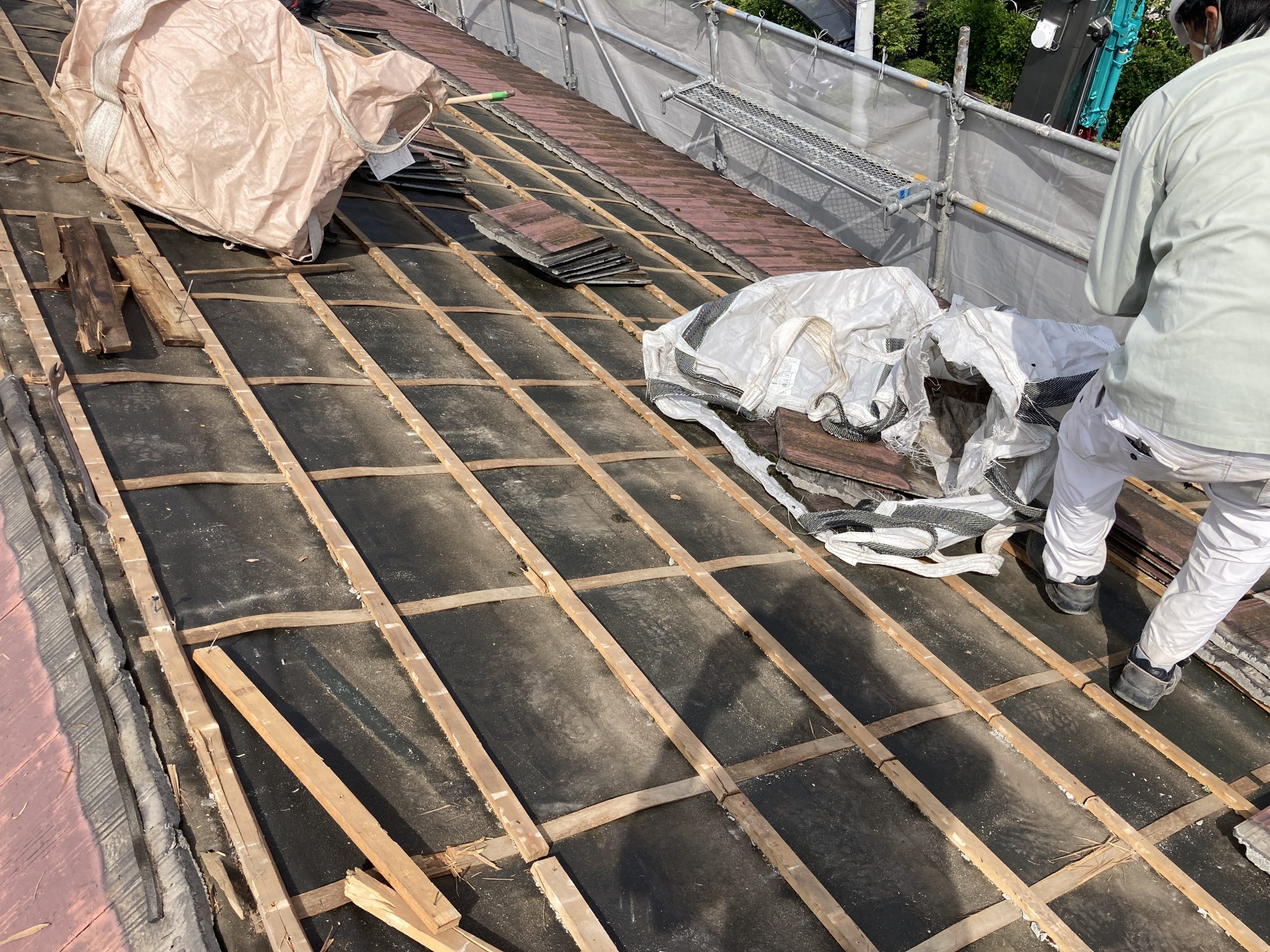 屋根解体途中　作業風景