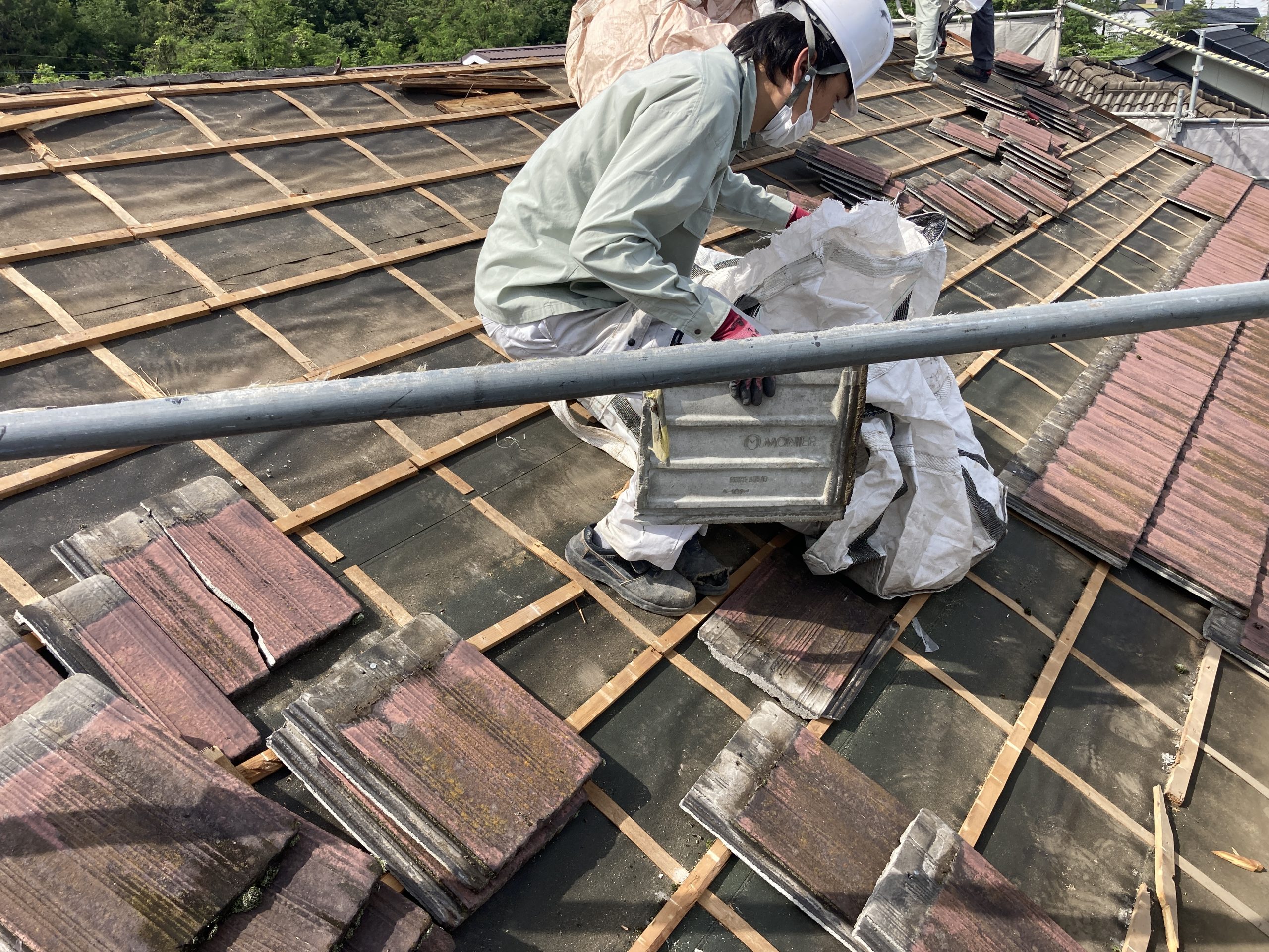 屋根解体作業　セメント瓦