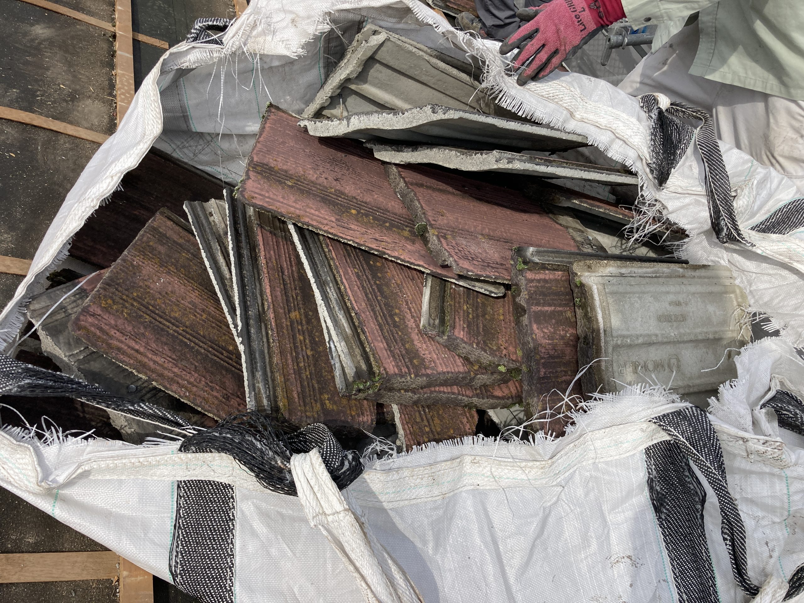 めくった屋根材の様子