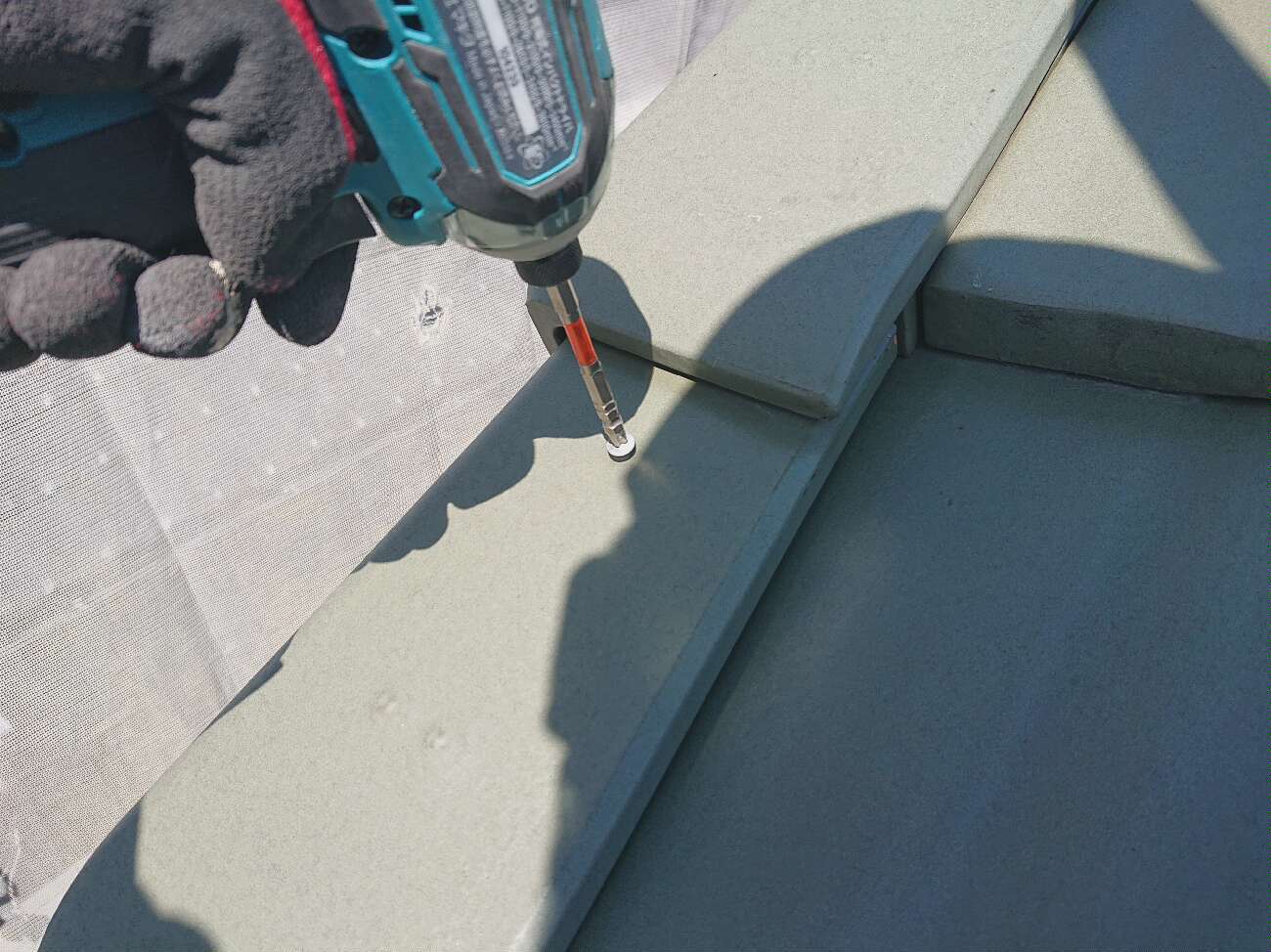 施工中　屋根のビス　締め直し