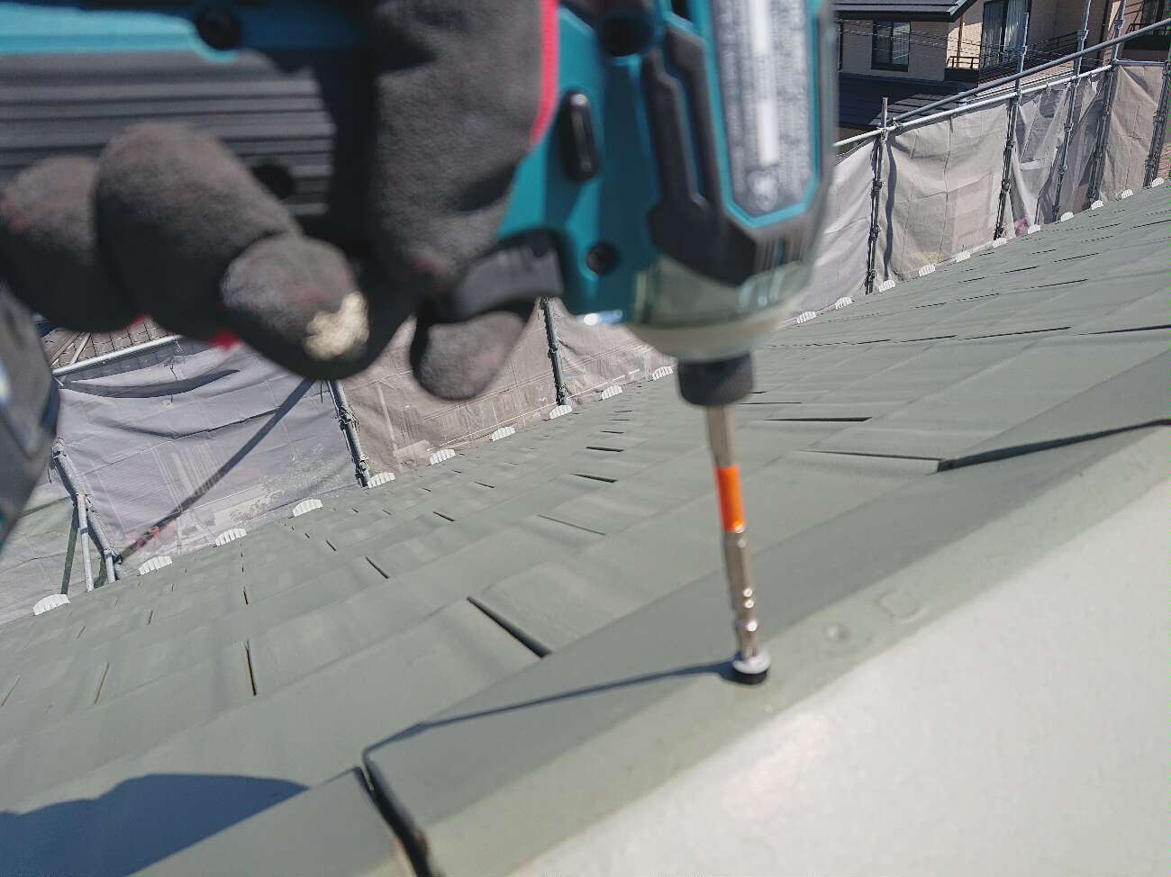 施工中　屋根のビス　締め直し