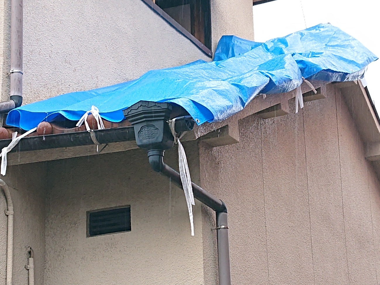 強風被害　瓦の割れ　応急処置