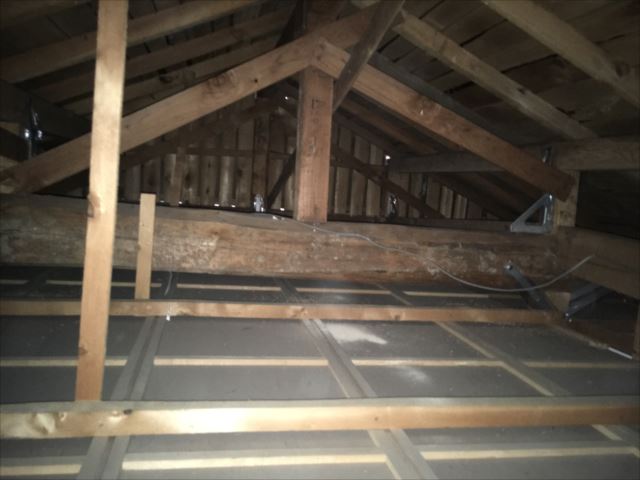 雨漏り確認　屋根裏に上って確認中