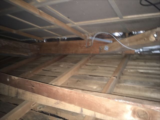 雨漏り確認　屋根裏に上って確認中