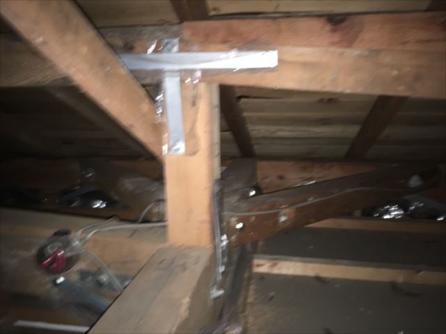 雨漏り確認　屋根裏に上って確認中