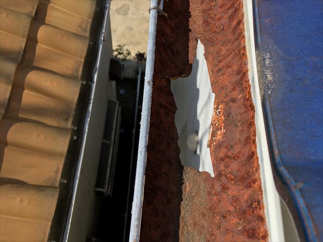 雨樋の劣化の調査　穴が空いています