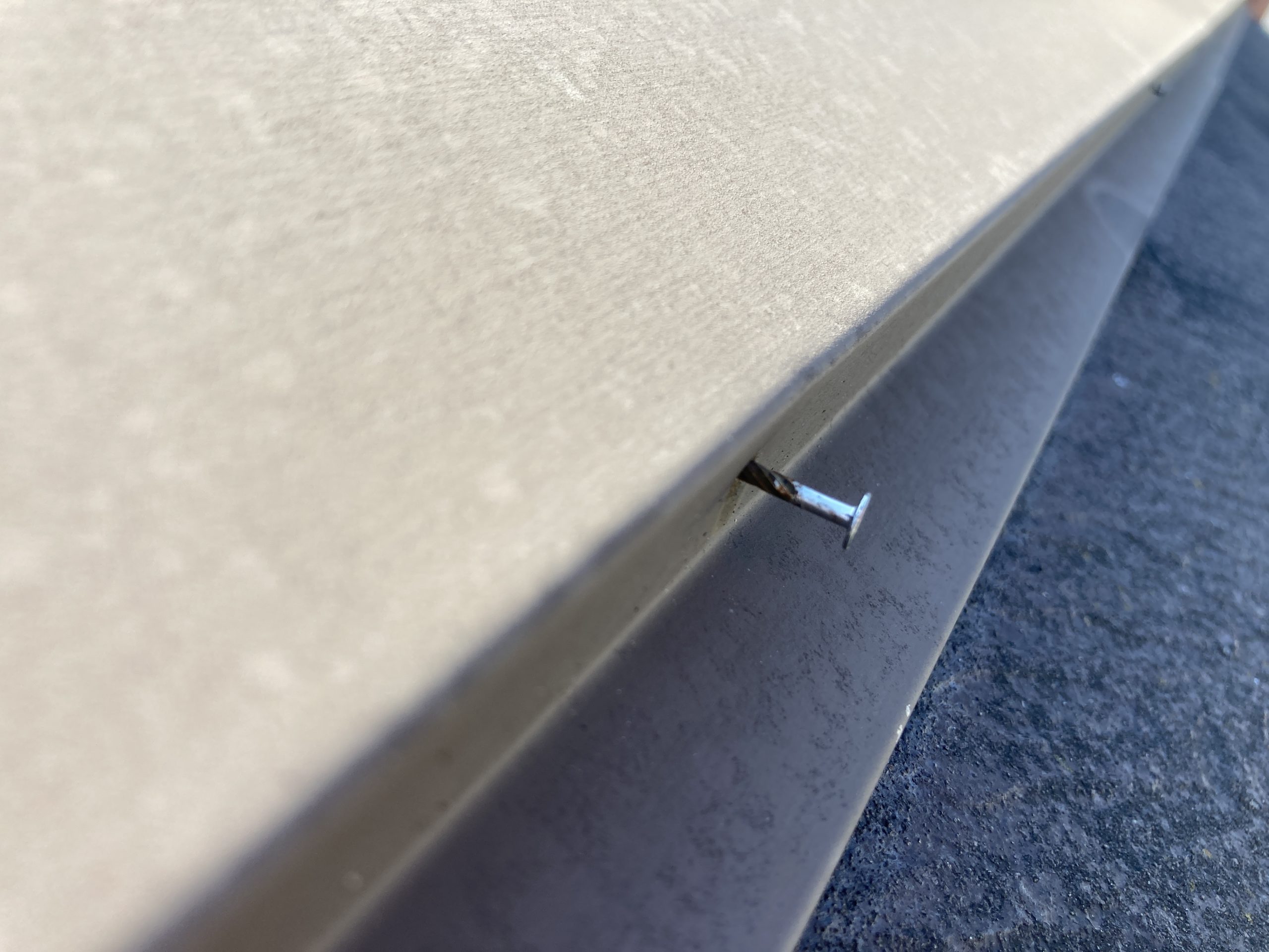 棟板金固定釘の浮き