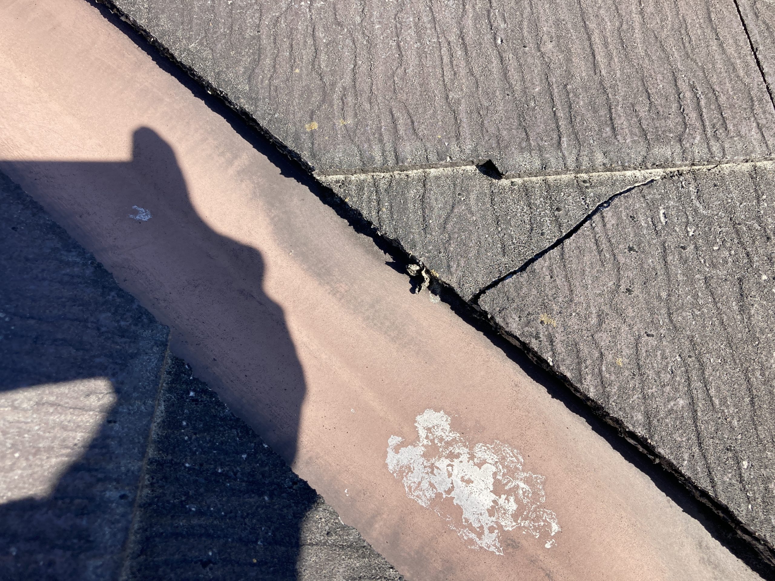 谷板金周辺に屋根材の割れ