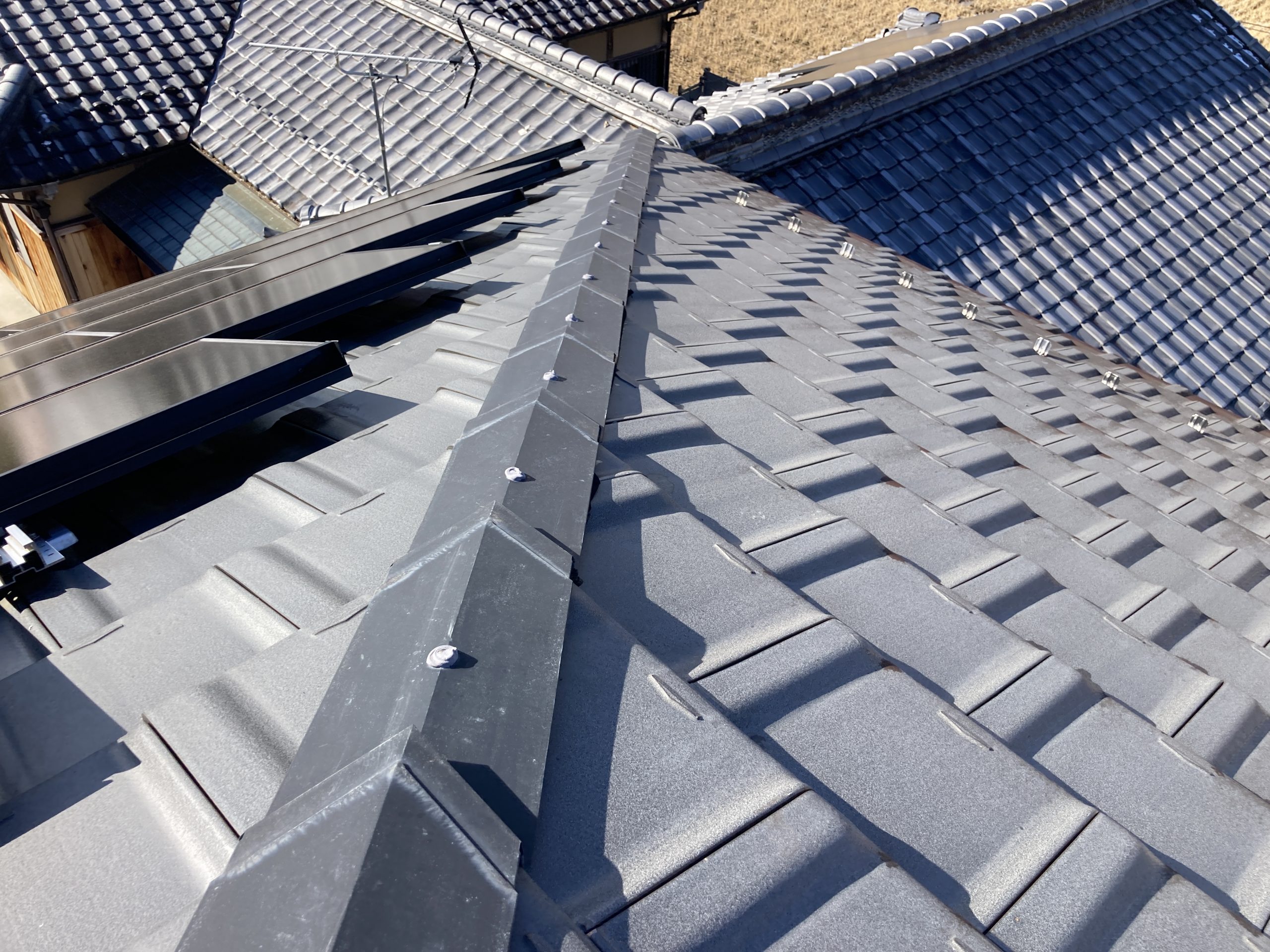 屋根の点検中　平板　陶器瓦