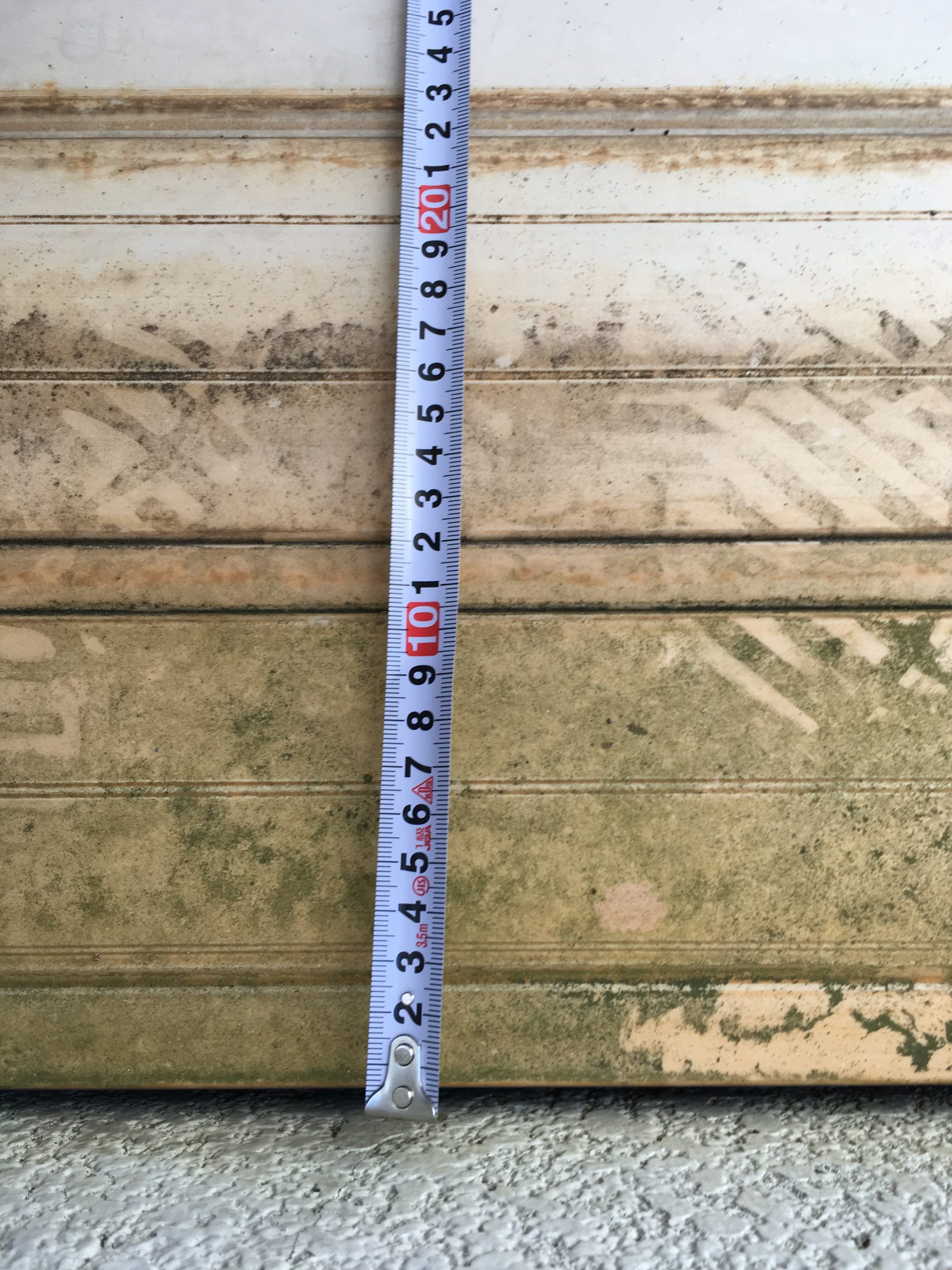 寸法を測っています