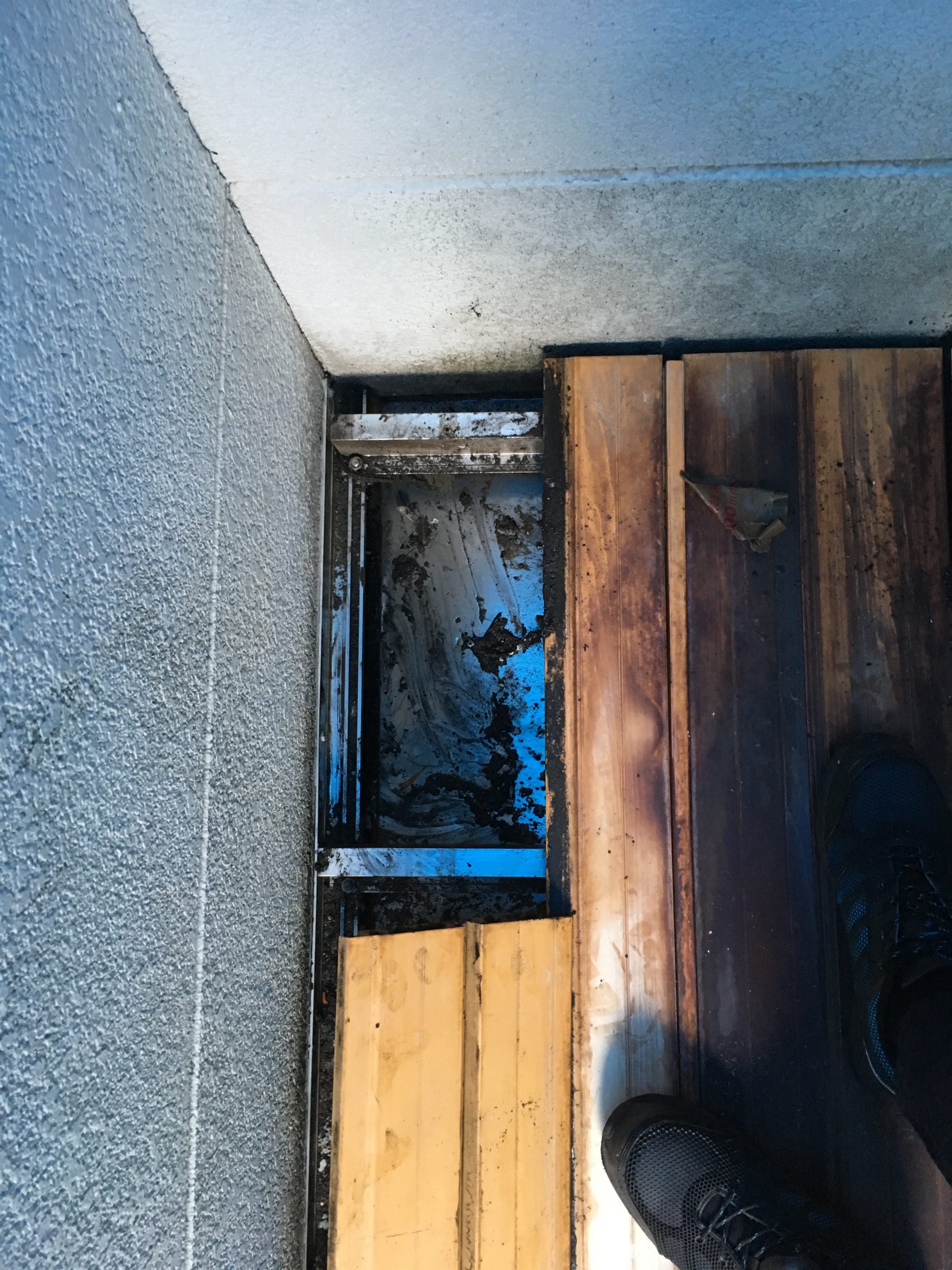 古いデッキ材を取り外していきます