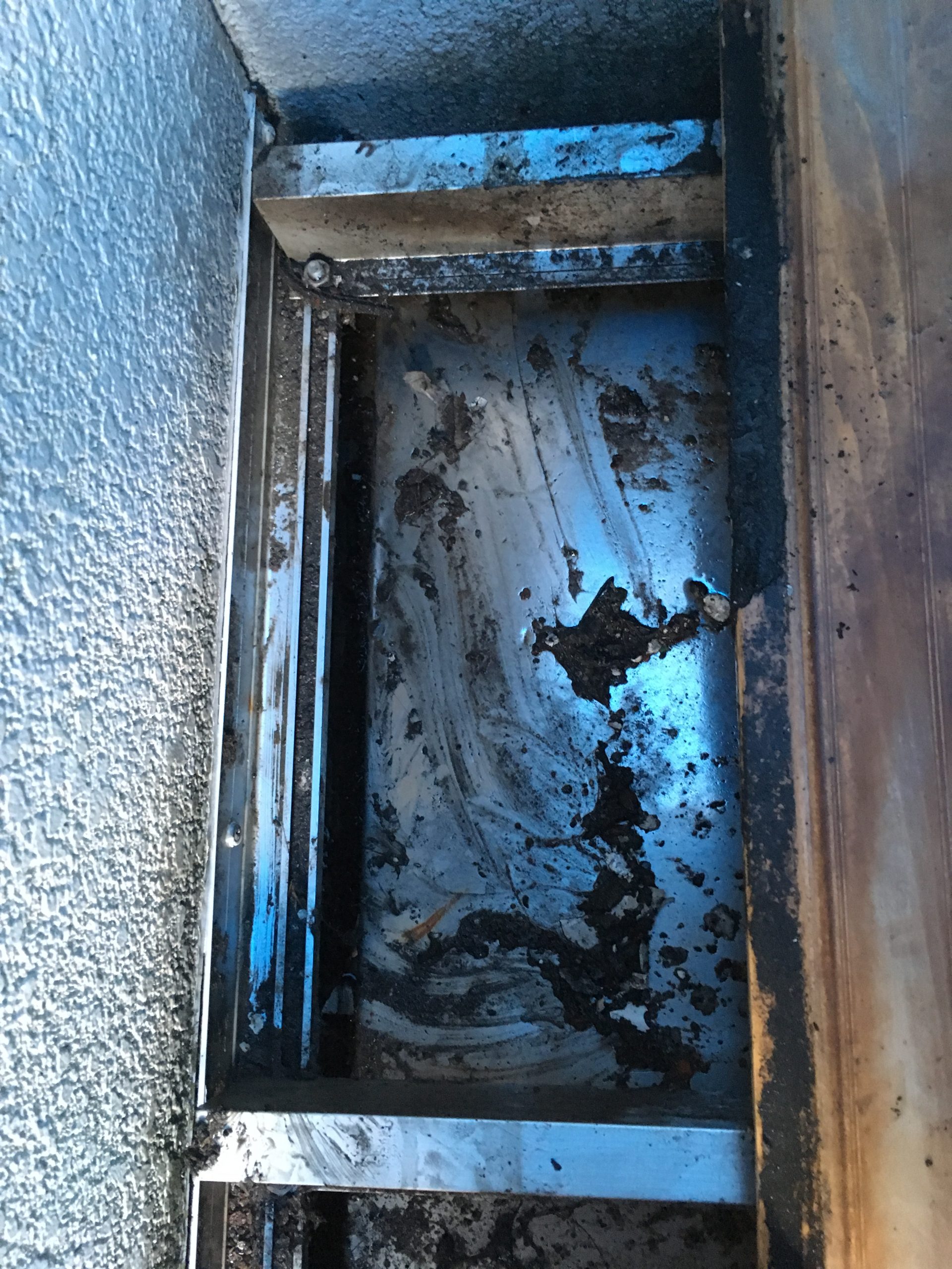 古いデッキ材を取り外していきます