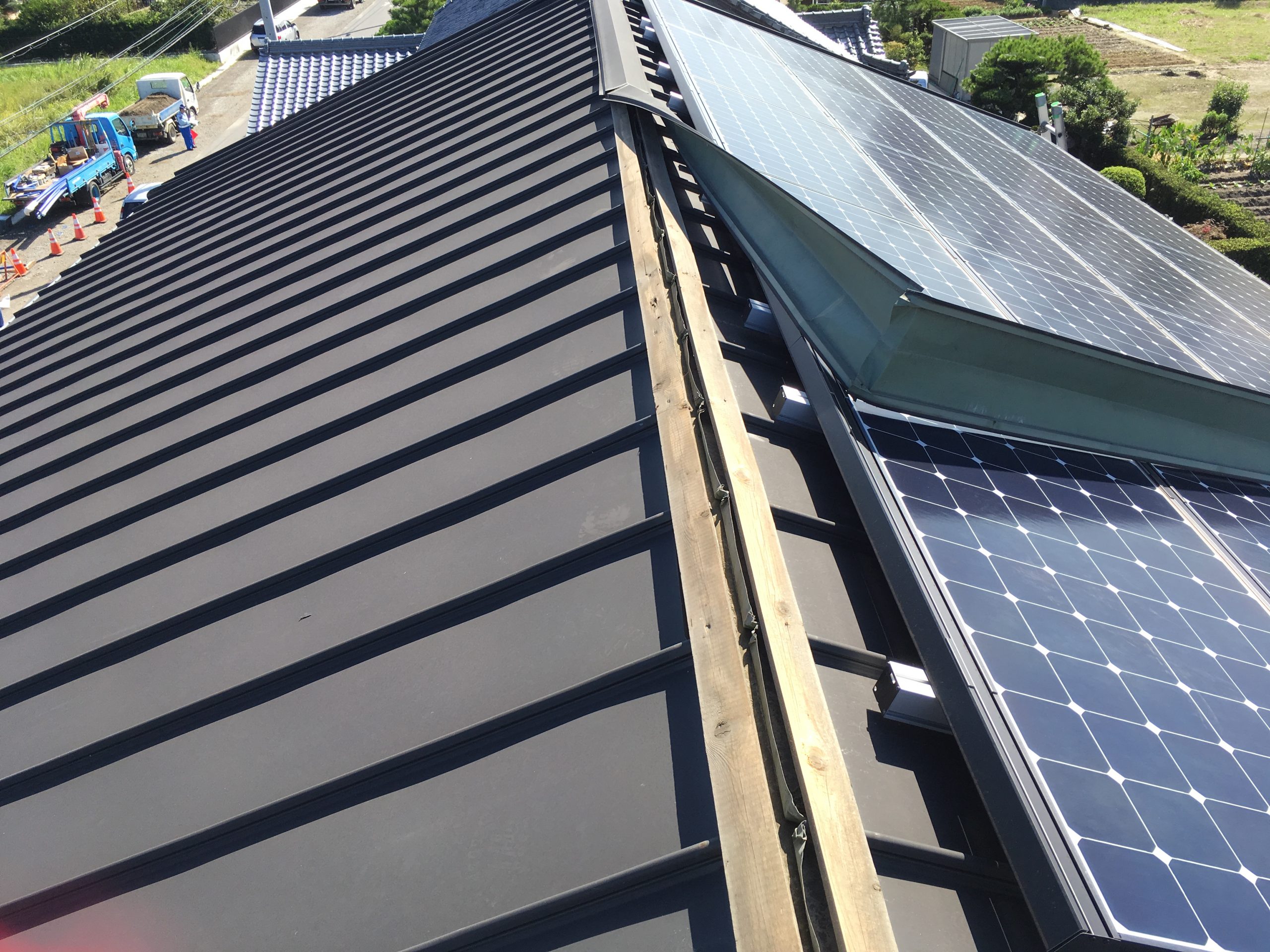 台風被害　棟板金のめくれ