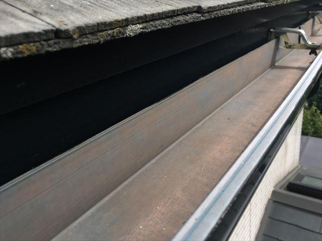 塗装現地調査の様子　雨樋の確認