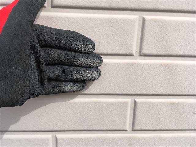 塗装現地調査の様子　チョーキングの確認