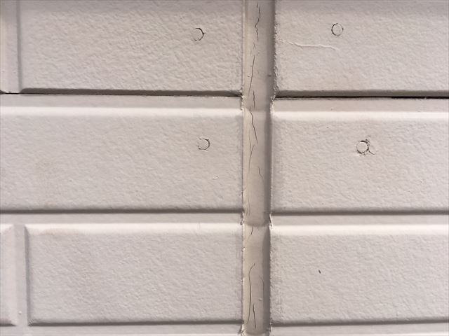 塗装現地調査の様子　シーリングの劣化確認