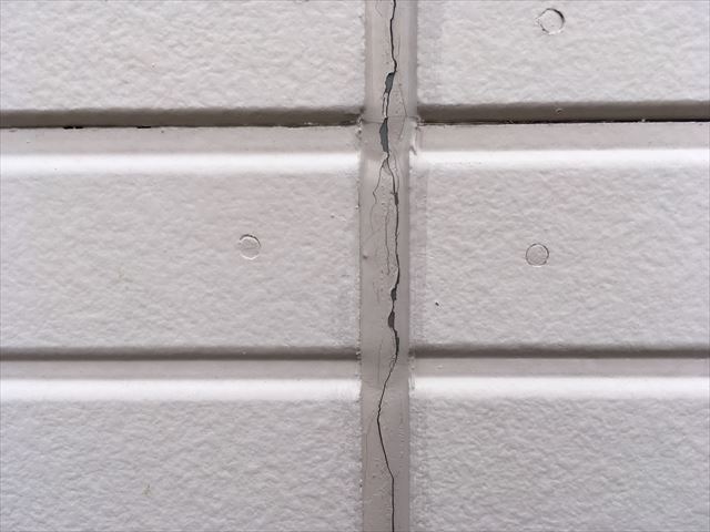 塗装現地調査の様子　シーリングの劣化確認