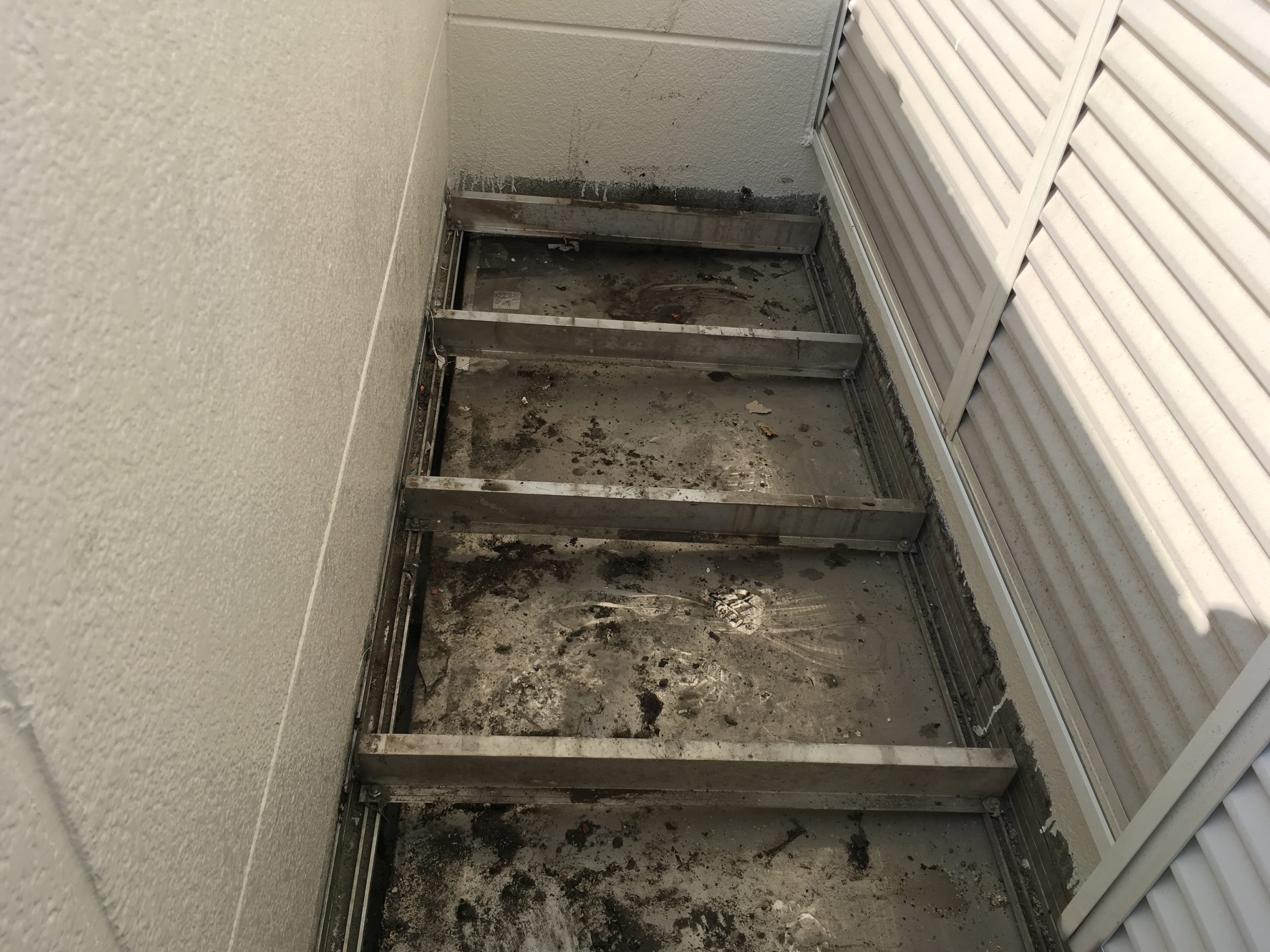 古いデッキ材を取り外していきます