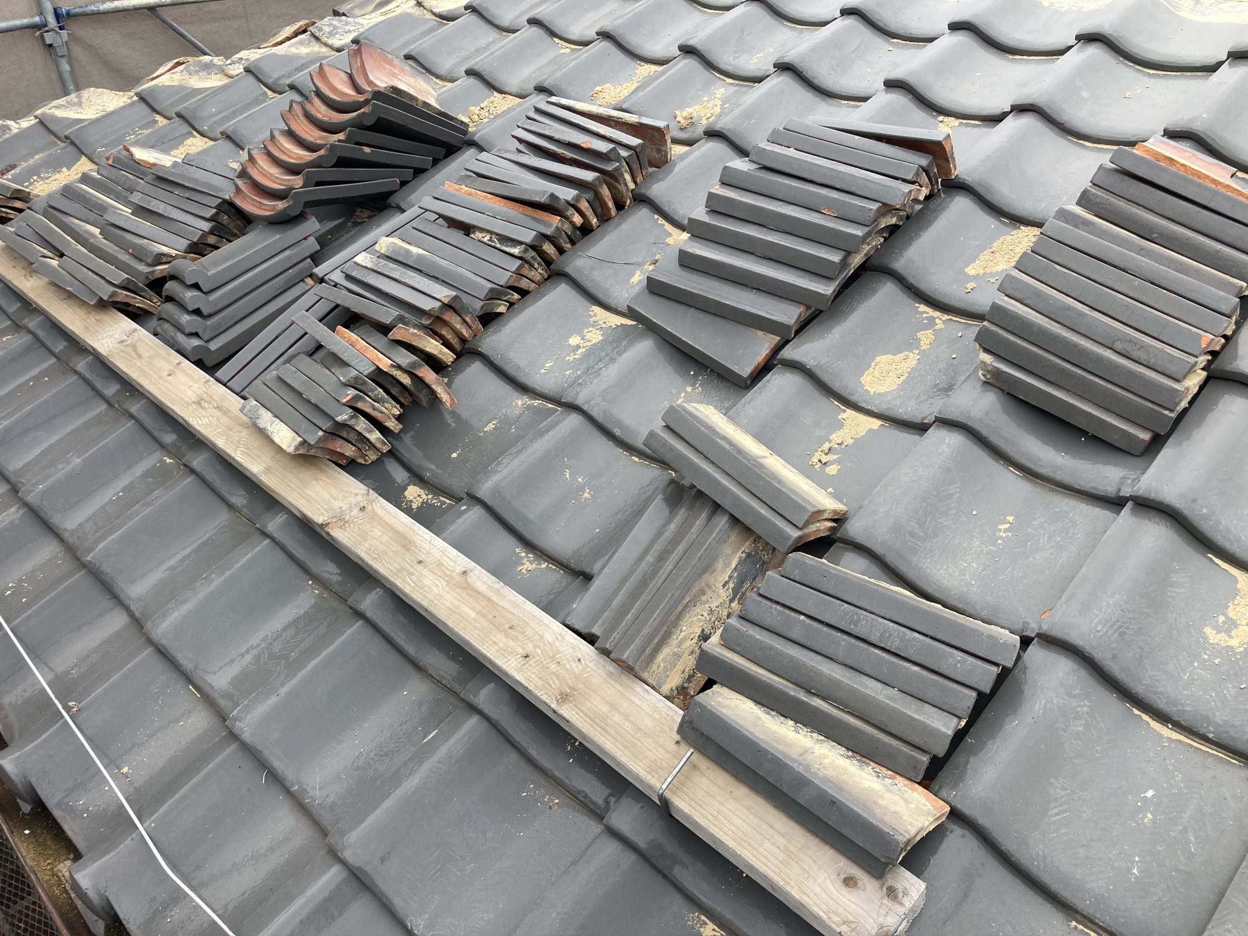 外した瓦の仮置