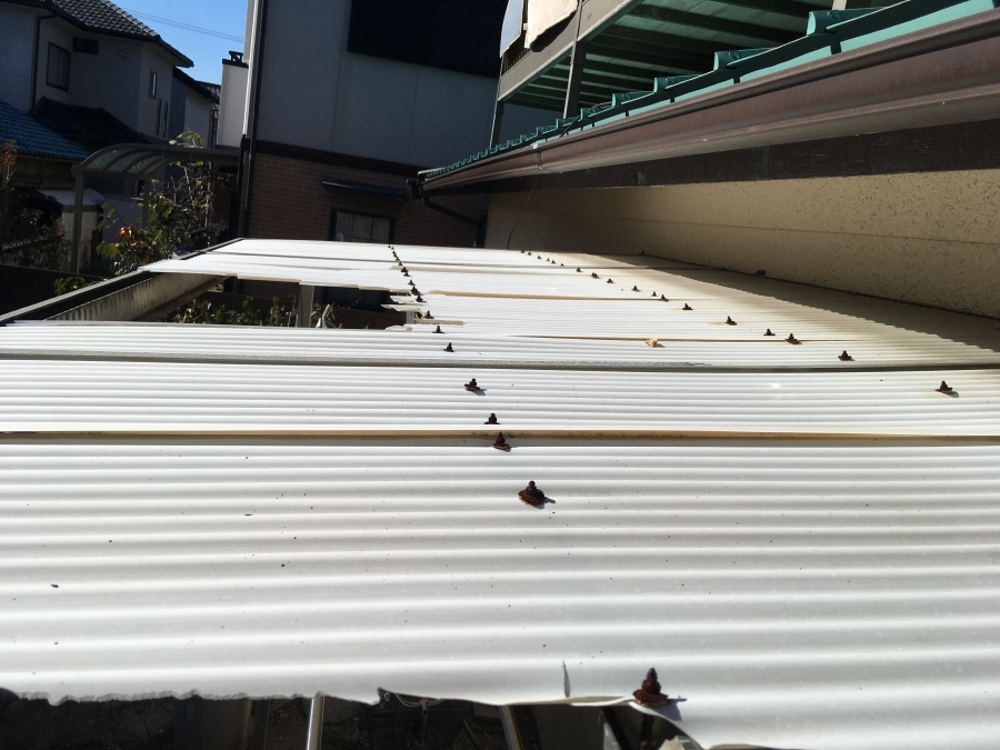波板の破損　割れ　台風被害