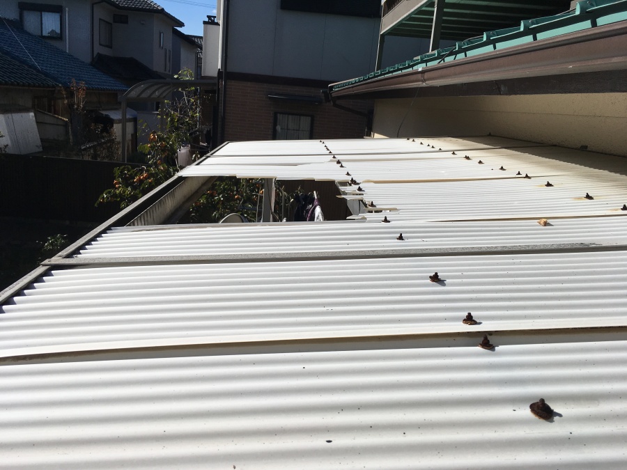 波板の破損　割れ　台風被害