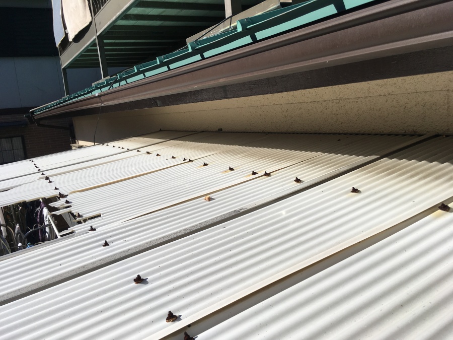 波板の破損　割れ　台風被害